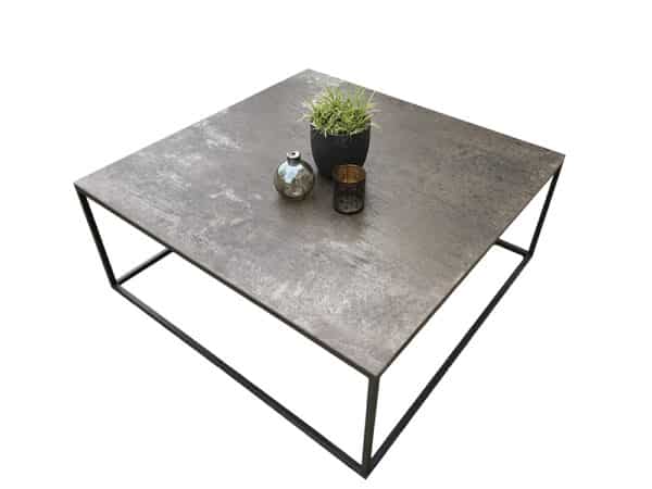 table basse carrée en céramique et métal. Plateau avec un effet métal industriel de couleur bronze
