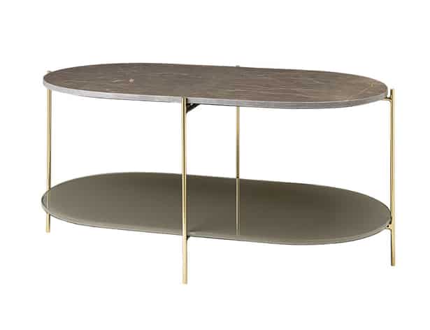 Table basse de salon avec 2 plateaux de forme oblongue en marbre et verre, avec piétement en métal fin composé de 4 pieds fins en finition laiton