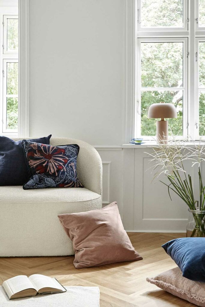 canapé de salon 2 places en tissu bouclé blanc avec coussins assortis de différentes couleurs