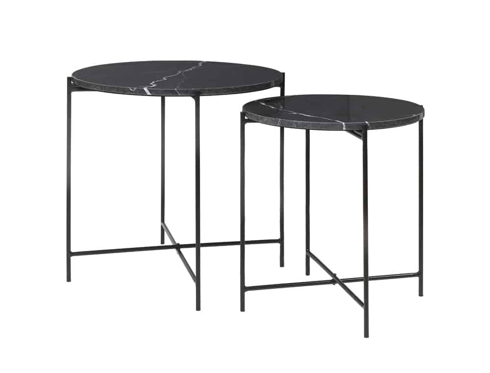 tables gigognes rondes en marbre noir et pieds fins en métal noir avec des tiges fines entrecroisées en leur centre. Fond blanc.
