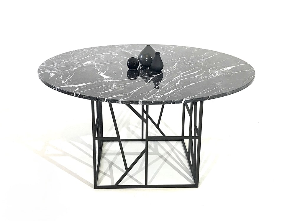 La table KATLEEN M avec son pied central original en métal, dessiné par Danny Da Pozzo