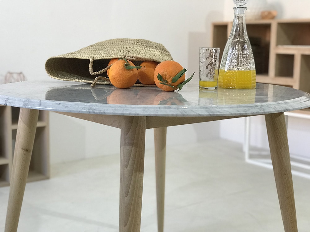 table à manger ronde avec plateau en marbre de Carrare et pieds coniques en hêtre massif