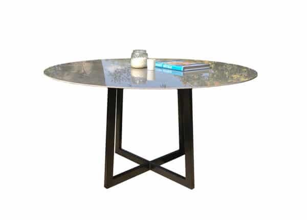 table à manger avec plateau en céramique imitation marbre et pied en acier noir thermolaqué, de forme trapèze.
