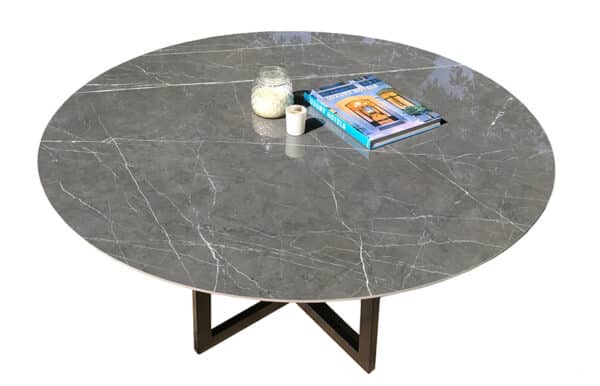 Vue de dessus du plateau rond en céramique effet marbre de la table à manger Donatella