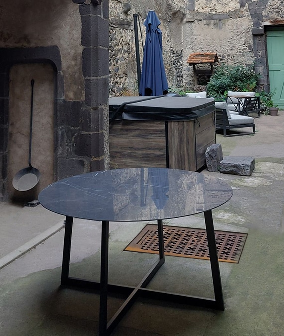 Table ronde en céramique en usage extérieur
