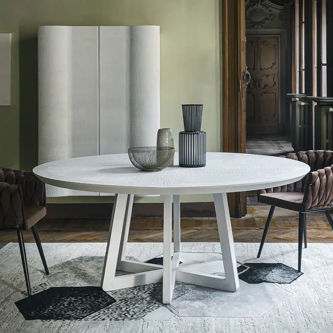 Grande table à manger ronde, diamètre 180 cm, en bois massif, couleur blanche, avec pied central blanc au design original.