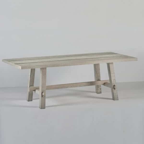 Table à manger en bois personnalisable, avec plateau et pieds inclinés, finition Forest.