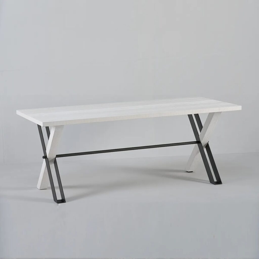 table en bois blanc avec pieds originaux en Croix, fabrication Italienne.