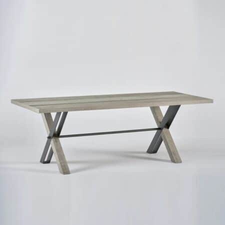 table haut de gamme en bois grisé avec pieds originaux en Croix composés de métal et de bois.