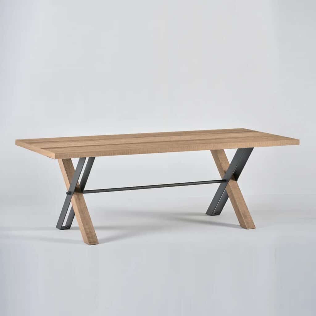 table en bois doré avec pieds originaux en Croix composés de métal et de bois.