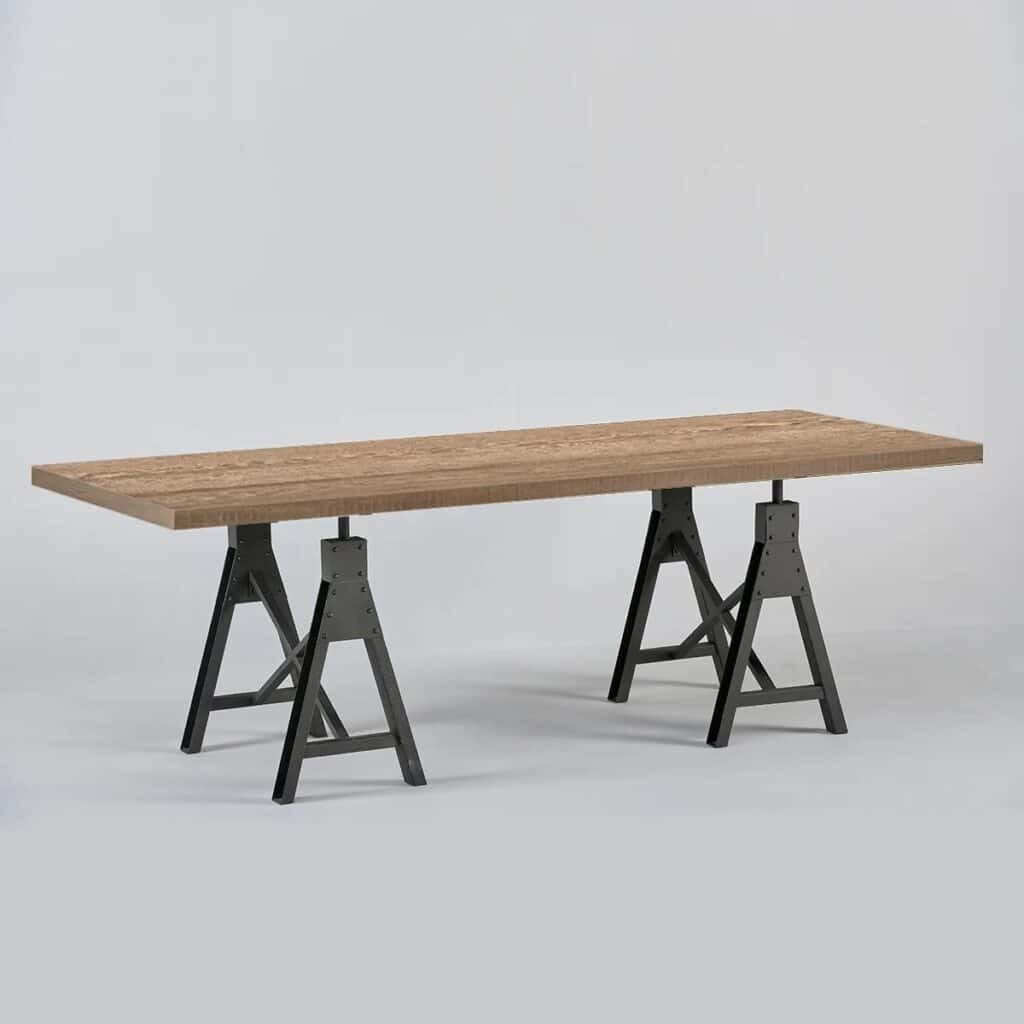 table de style Industriel avec pieds treteaux et plateau en bois avec finition bois doré Old Pine, fabrication Italienne.
