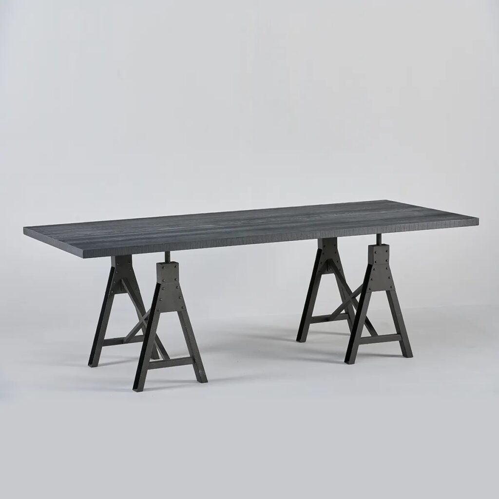 table industrielle avec pieds treteaux et plateau en bois avec finition gris Ardesia, fabrication Italienne.