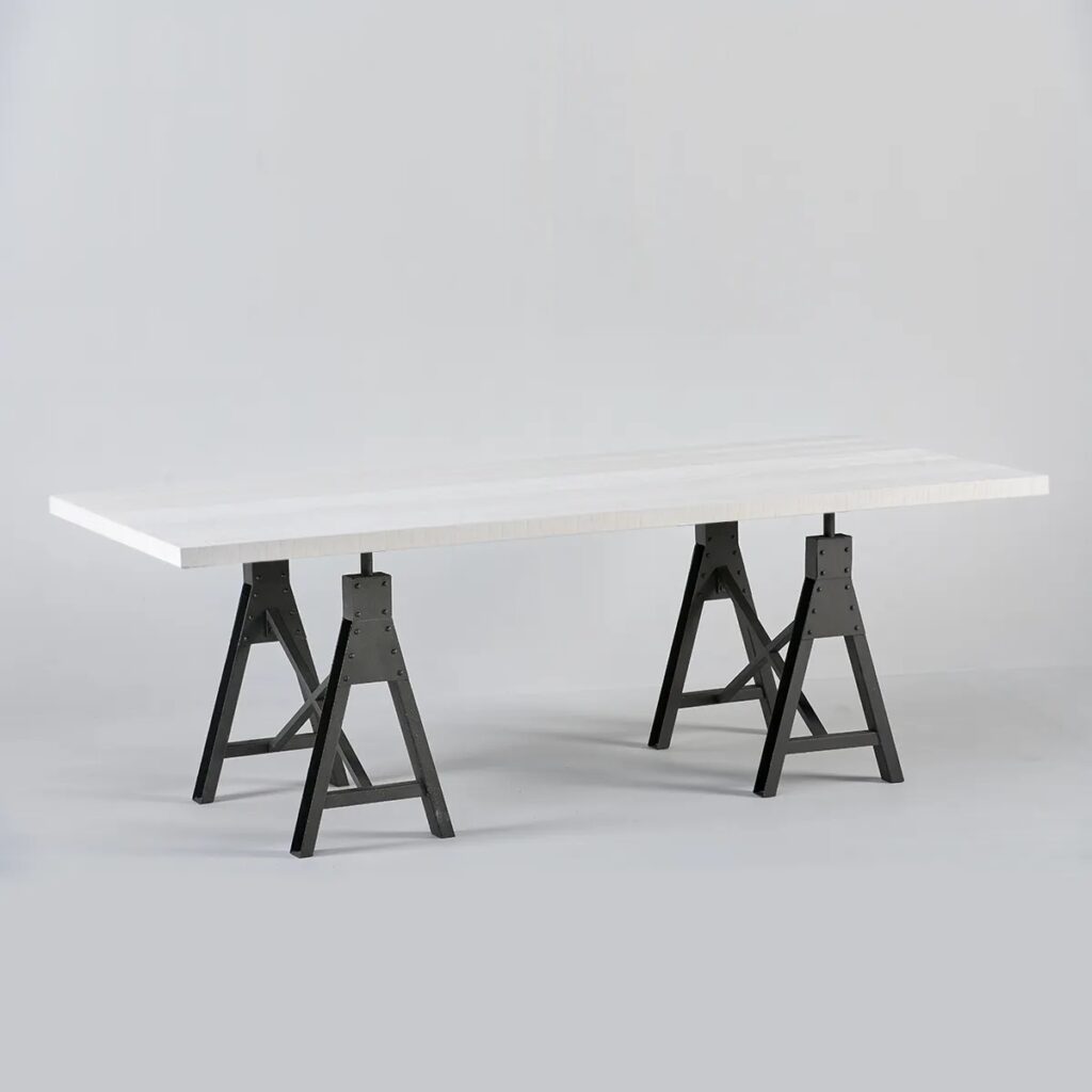 table de style Industriel avec pieds treteaux et plateau en bois avec finition bois blanc