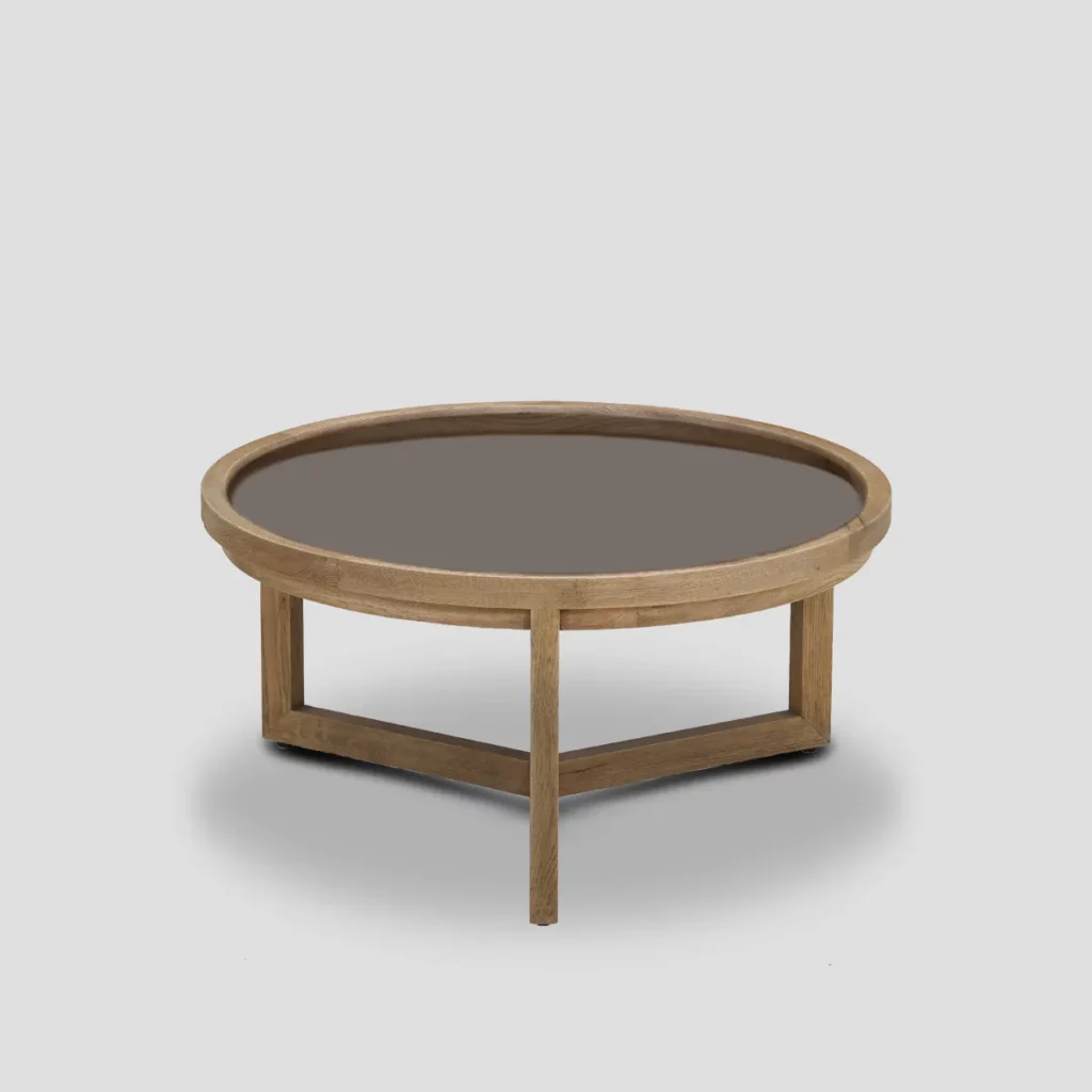 Table basse de salon ronde avec plateau en verre fumé et piétement design en chêne massif naturel, vue de profil