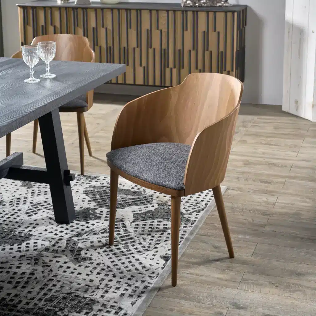 Chaise de table en bois massif associée à la table à manger