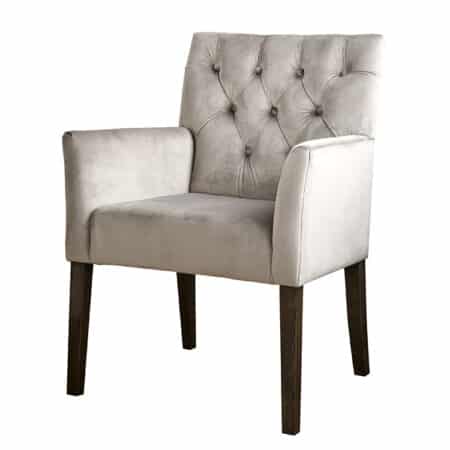 chaise de table confortable avec accoudoirs, velours beige et pieds en chêne