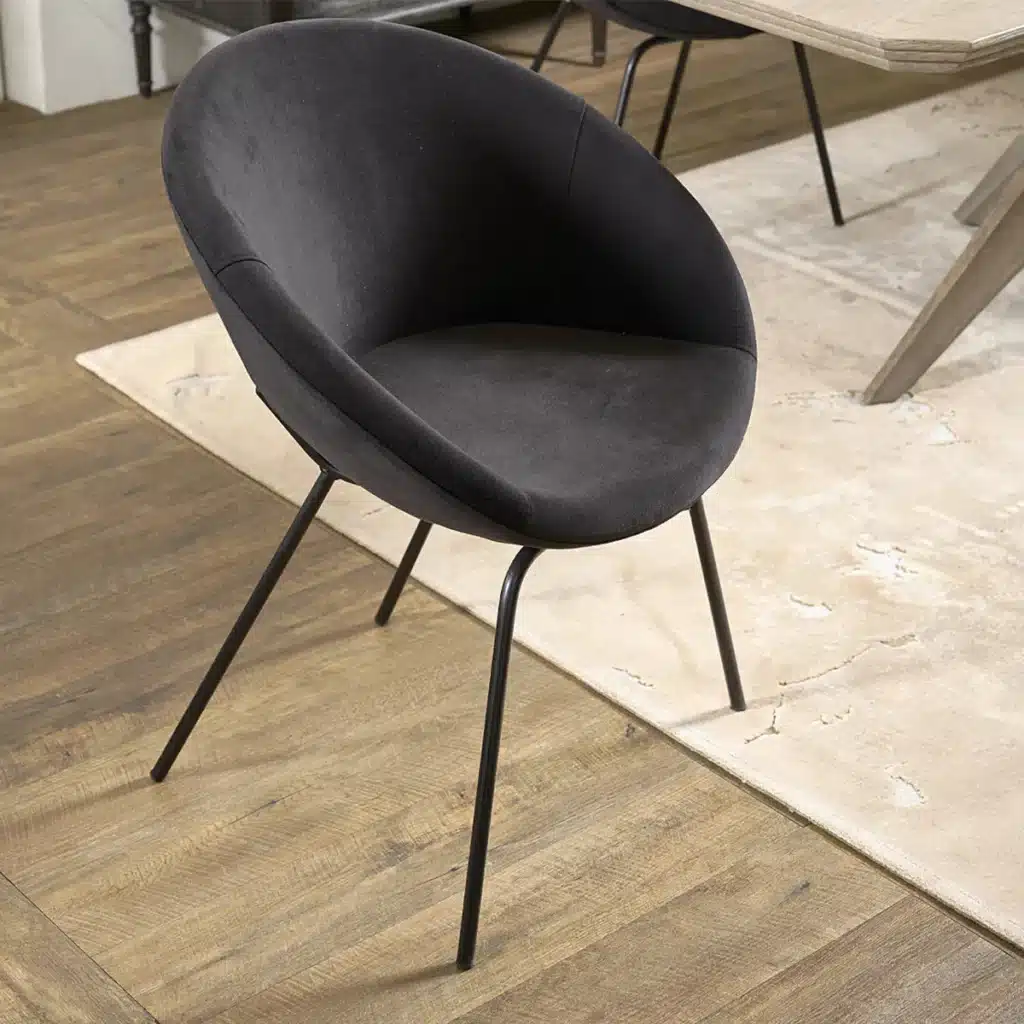 chaise de salle à manger noire arrondie, confortable, au look design et moderne