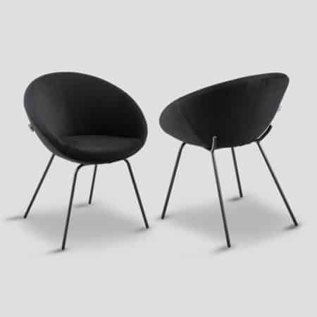 chaise confortable de salle à manger, couleur noire, forme arrondie, pieds filiformes en acier de couleur noire.