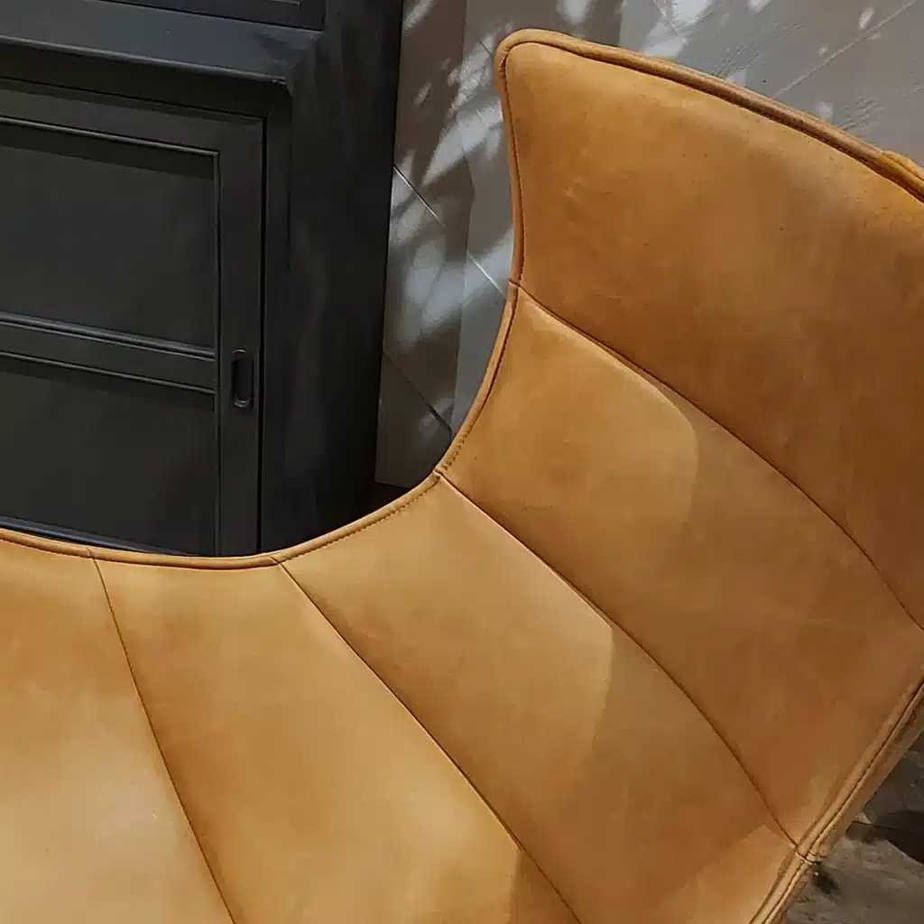 détail de l'assise arrondie en cuir cognac