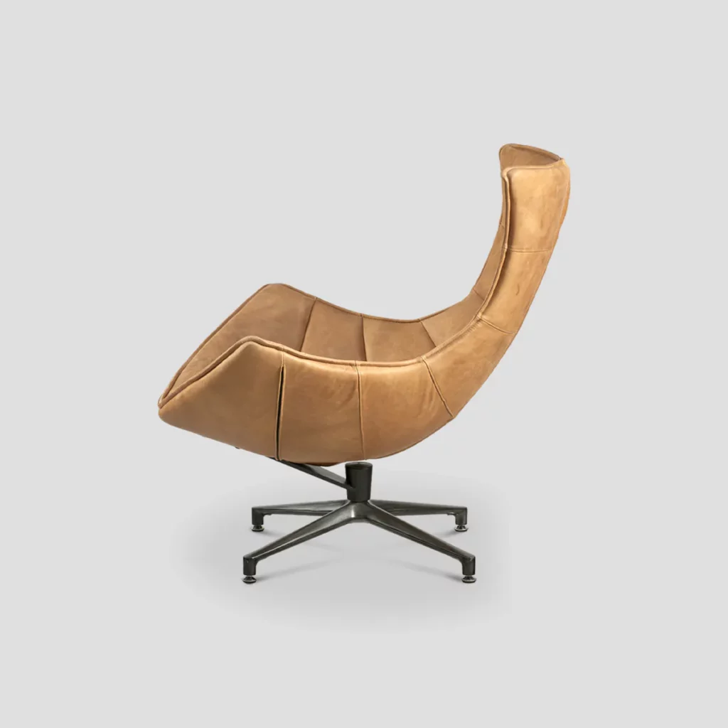 fauteuil confortable de salon en cuir véritable couleur cognac, vue de profil
