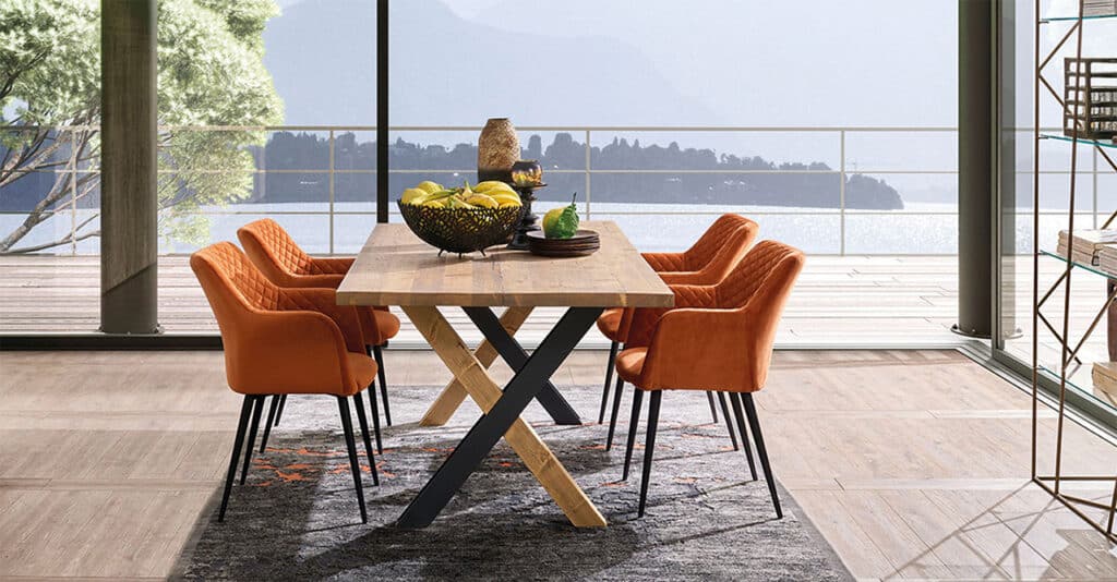 Table de salle à manger rectangulaire en bois et métal, avec 4 fauteuils avec accoudoirs, couleur Orange.