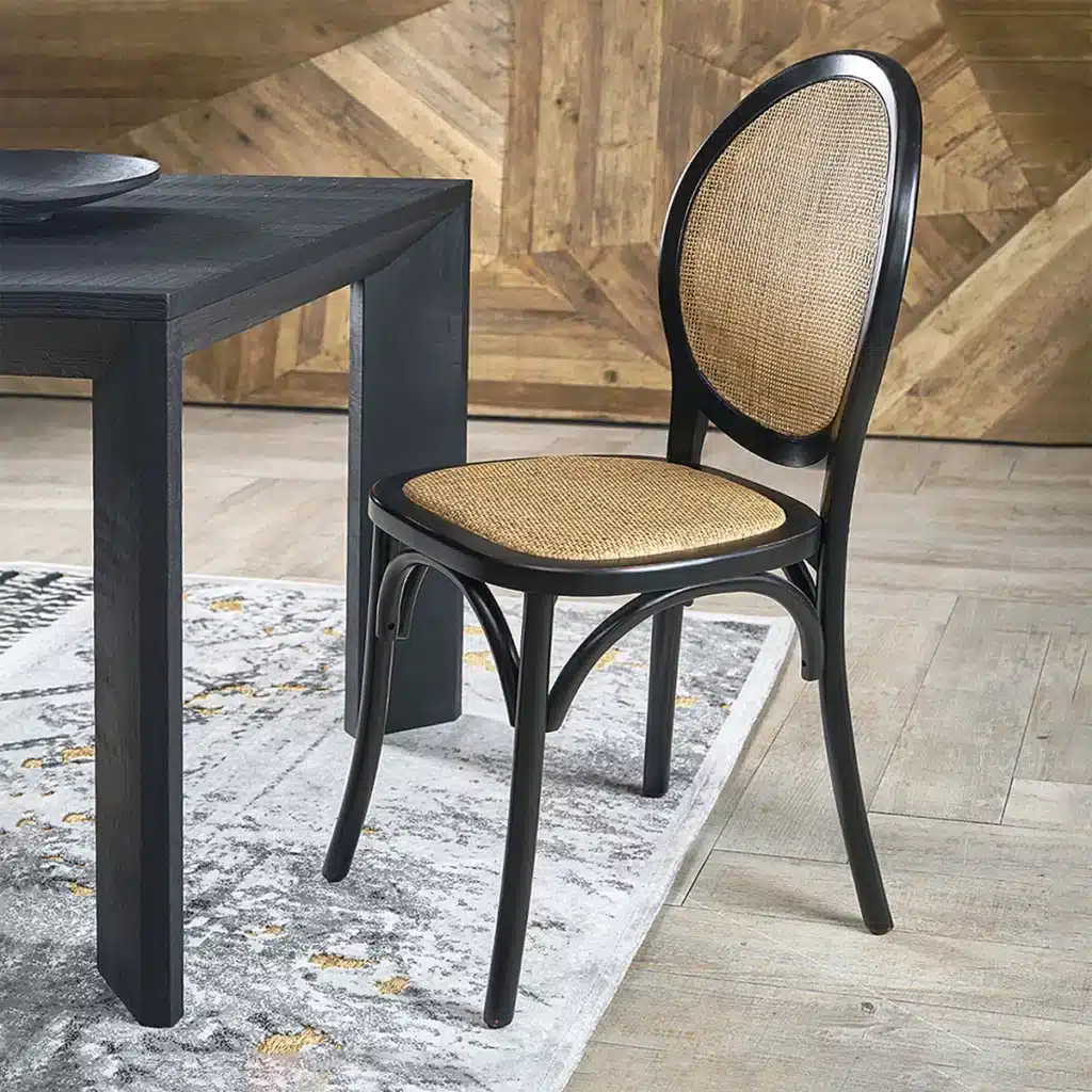 table à manger en bois massif avec finition Dark associée aux chaises JOLANDA 2.