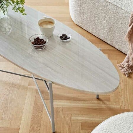 table basse ovale avec plateau en marbre gris clair et pied croisé en métal gris clair