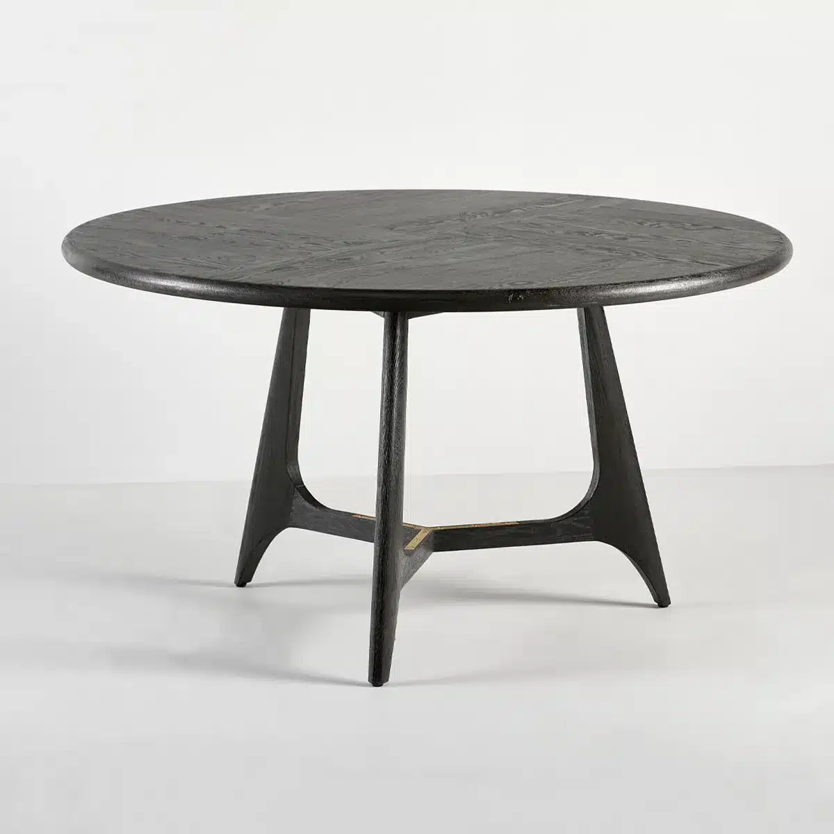table ronde en bois massif noir avec pietement design à 3 branches en bois massif noir également