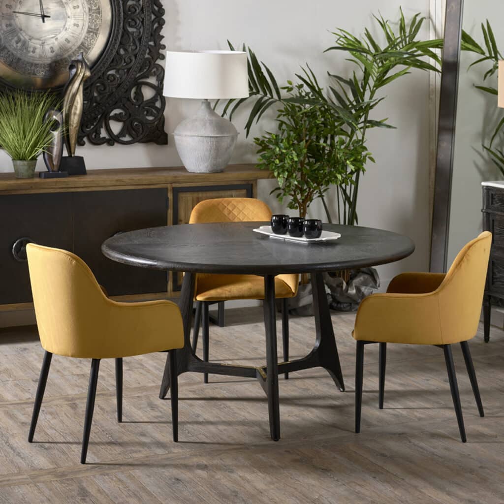 Table à manger ronde en chêne massif foncé et fauteuils avec accoudoirs de couleur ocre jaune.