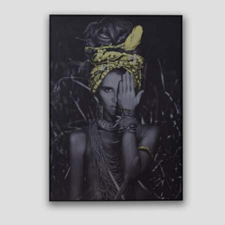 Cadre mural décoratif représentant une femme tribale de face avec une coiffe jaune