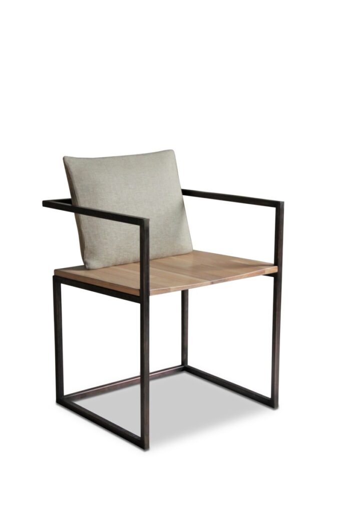chaise de table avec accoudoirs au style Industriel Chic, avec assise en chêne naturel, cadre en acier et coussin en tissu clair.