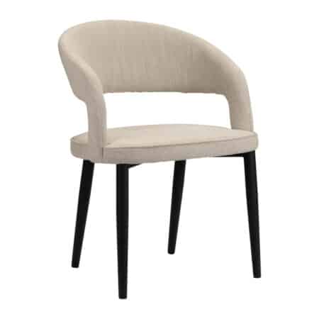 chaise confortable au design contemporain , recouverte de tissu beige, vue de face.