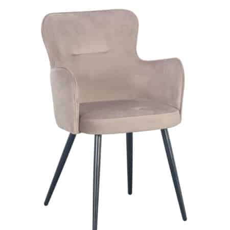 Chaise confortable moderne en tissu doux couleur sable et pieds en aluminium laqué noir.