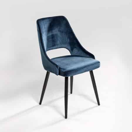 chaise de table moderne avec dossier arrondi enveloppant en velours bleu., vue de face