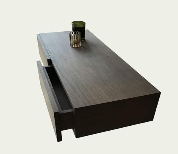Vue de dessus du bloc tiroirs avec finition huilée foncée du meuble console d'entrée en chêne et métal avec tiroirs et étagère.
