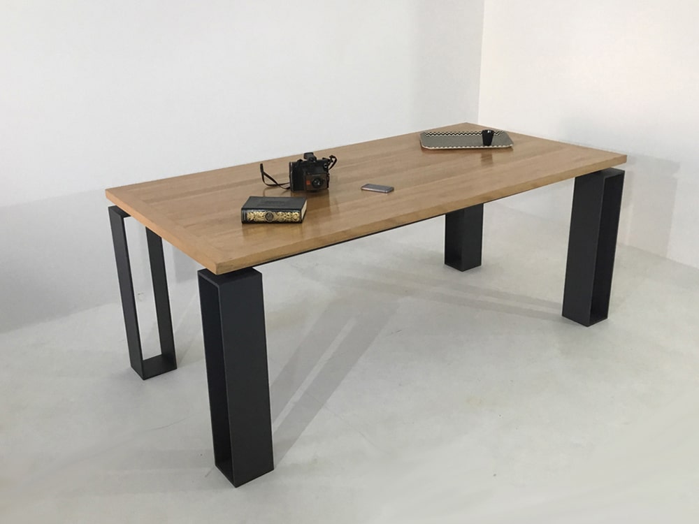 Table à manger sur-mesure avec plateau en bois de chêne massif et pied en métal original, couleur et finitions personnalisables.